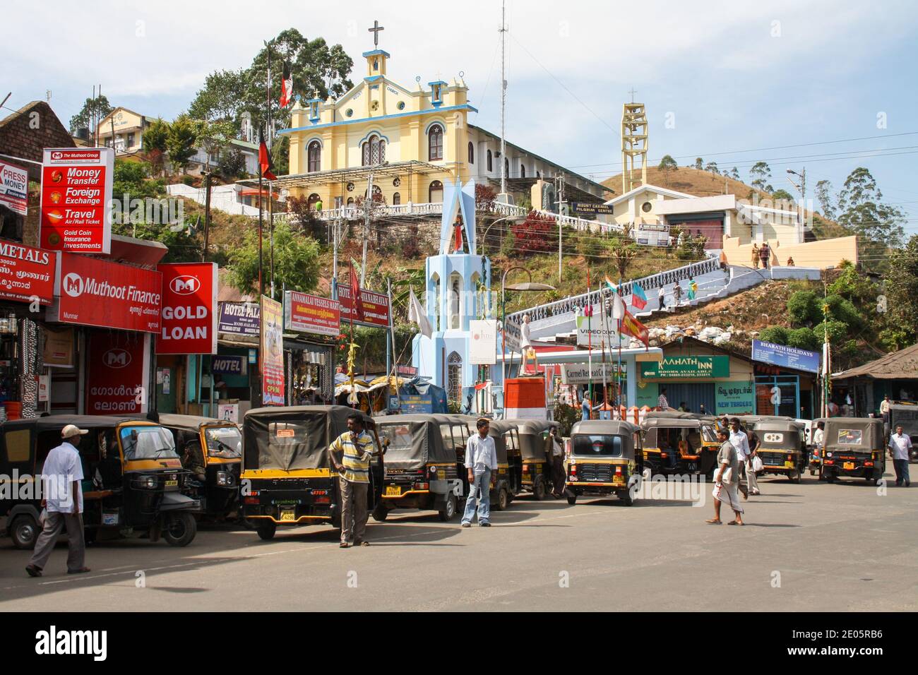 Main Road et l'église du Mont Carmel à Munnar, en Inde Banque D'Images