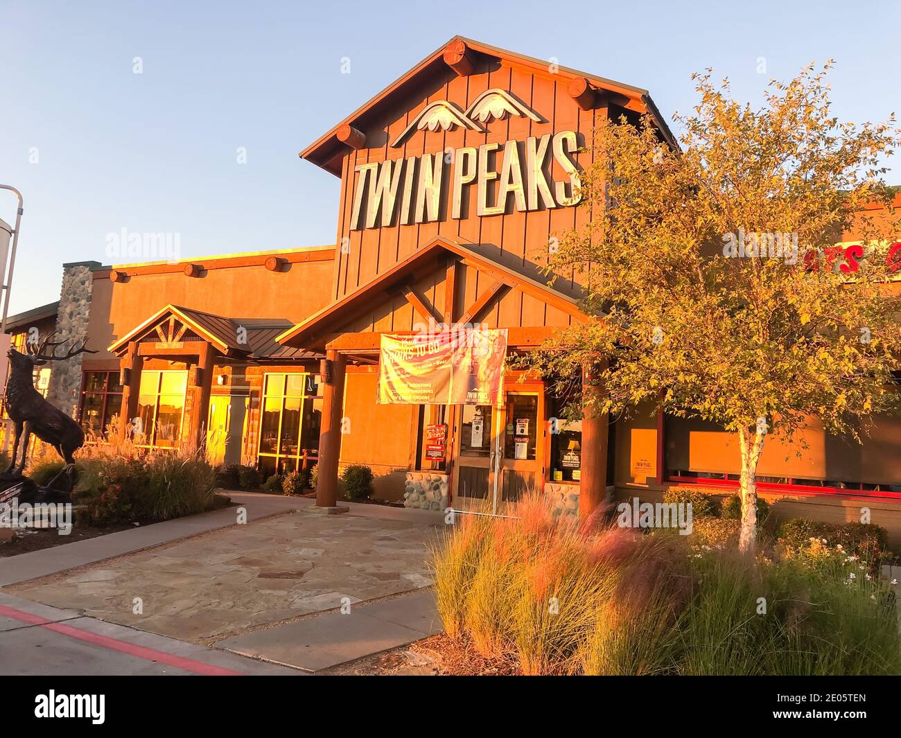 IRVING, TX, USA-DEC 6, 2020: Entrée à la chaîne de restaurants Twin Peaks au coucher du soleil. Un café-grill au sein, bar sportif avec des aliments à gratter, de la bière froide glacée et Banque D'Images