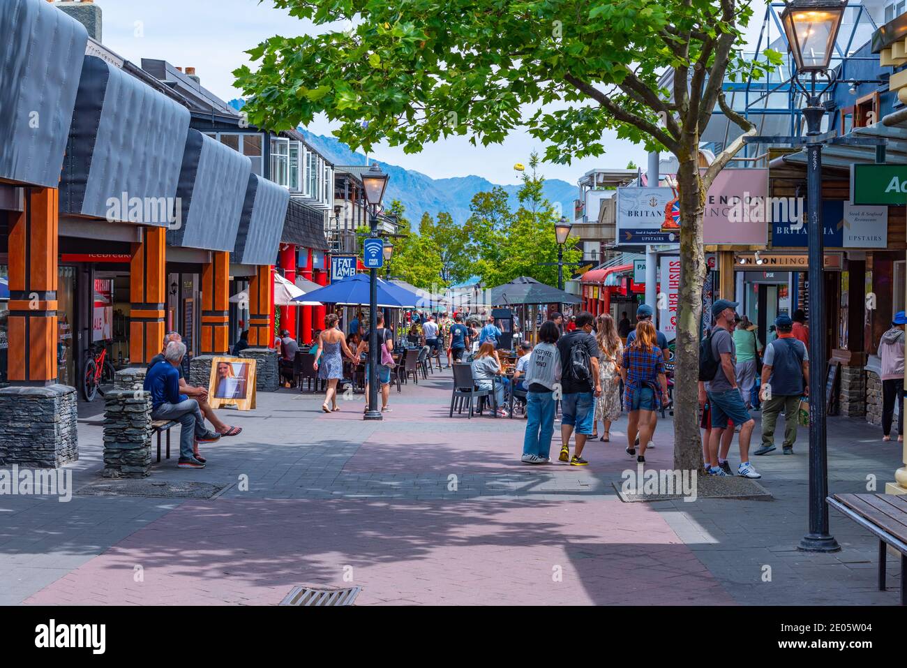 QUEENSTOWN, NOUVELLE-ZÉLANDE, le 28 JANVIER 2020 : les gens se promenent dans le centre de Queenstown, Nouvelle-Zélande Banque D'Images