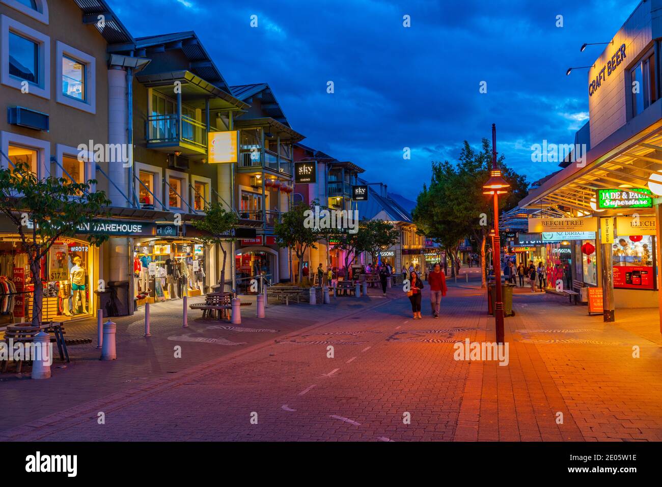 QUEENSTOWN, NOUVELLE-ZÉLANDE, 27 JANVIER 2020 : vue sur le coucher du soleil des personnes qui se balader dans le centre de Queenstown, Nouvelle-Zélande Banque D'Images