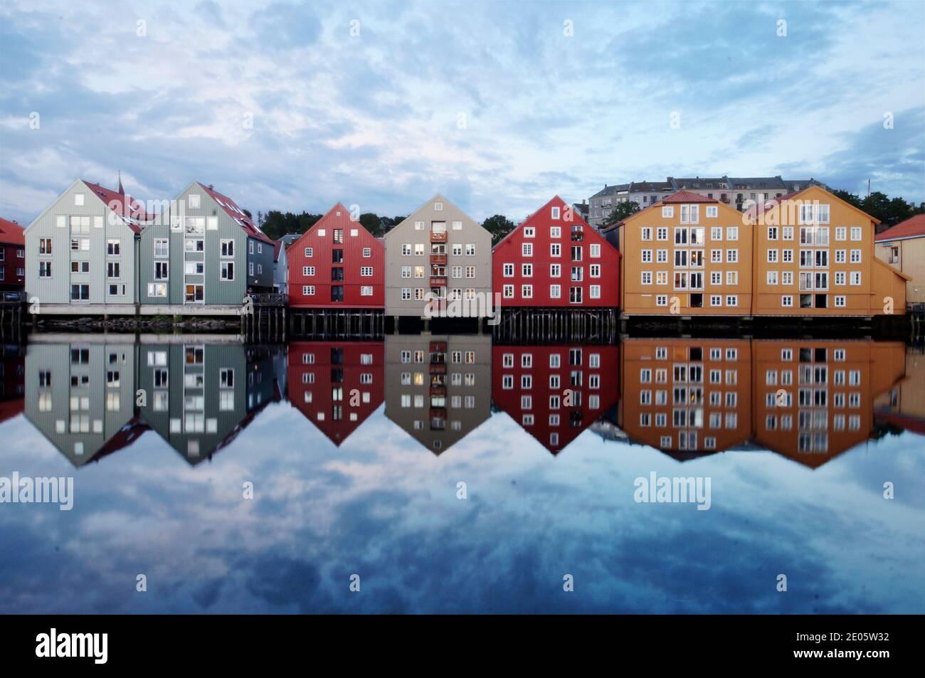 Voyage - maisons colorées à Trondheim, reflet sur la rivière Banque D'Images
