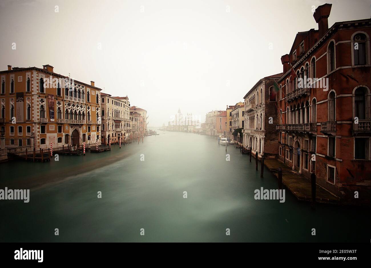 Voyage Venise, grand canal brumeux avec les vieilles maisons, visite de la ville Banque D'Images