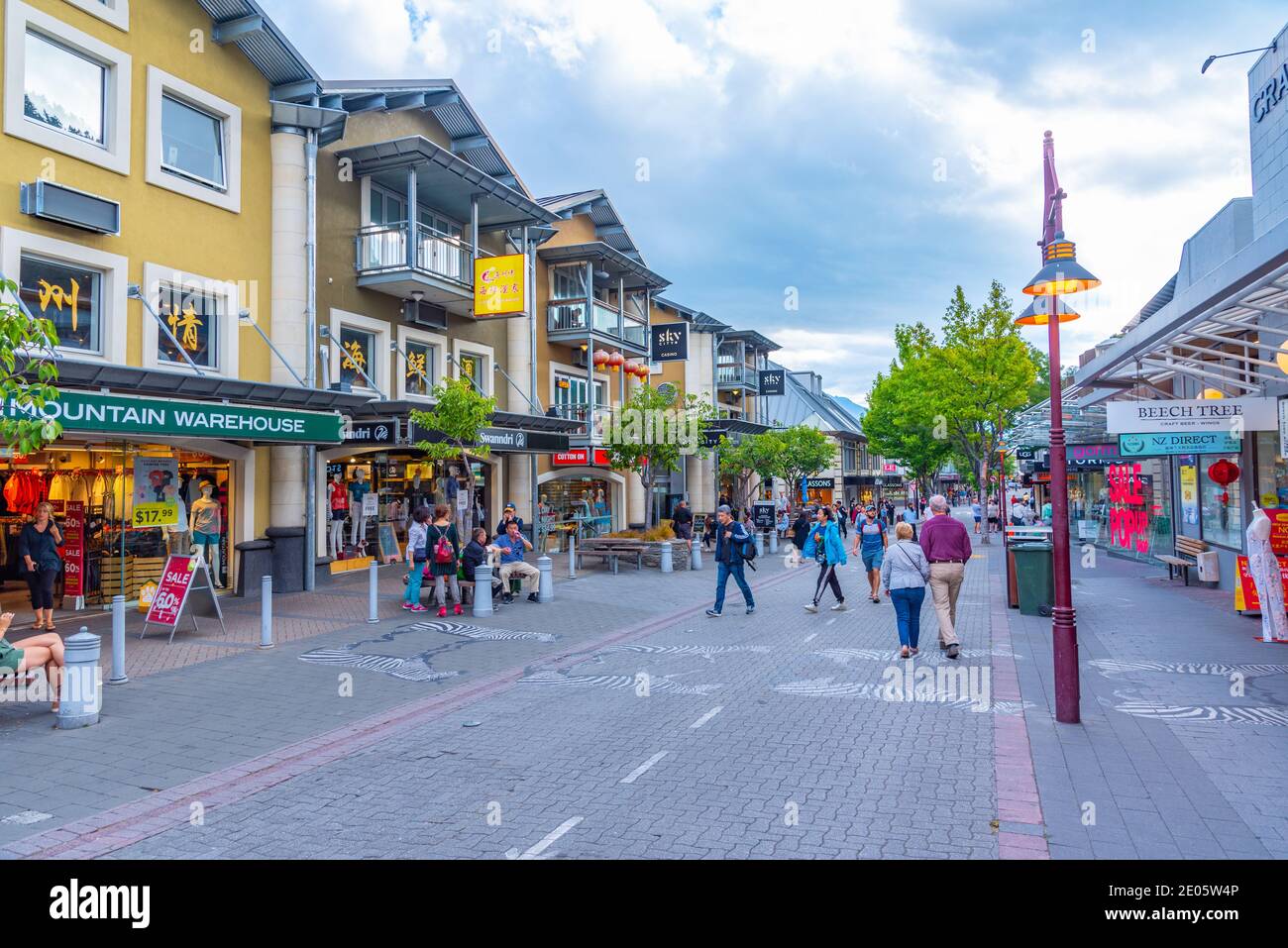 QUEENSTOWN, NOUVELLE-ZÉLANDE, le 27 JANVIER 2020 : les gens se promenent dans le centre de Queenstown, Nouvelle-Zélande Banque D'Images