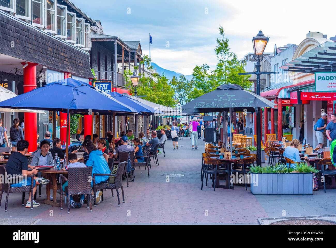 QUEENSTOWN, NOUVELLE-ZÉLANDE, le 27 JANVIER 2020 : les gens se promenent dans le centre de Queenstown, Nouvelle-Zélande Banque D'Images