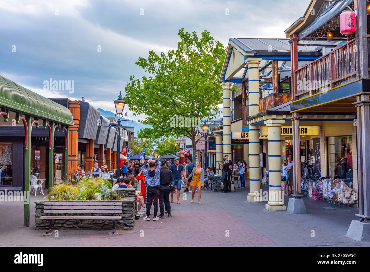 QUEENSTOWN, NOUVELLE-ZÉLANDE, le 27 JANVIER 2020 : les gens se promenent dans le centre de Queenstown, Nouvelle-Zélande Banque D'Images