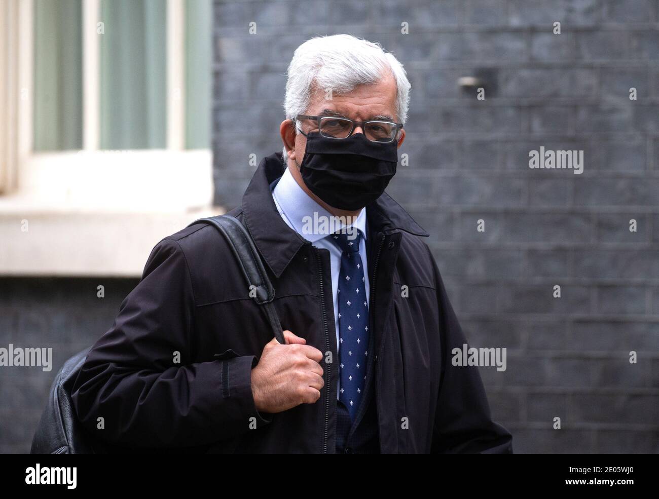 Londres, Royaume-Uni. 30 décembre 2020. Le professeur Sir munir Pirmohamed, président du groupe de travail d'experts de la commission de la médecine humaine, part après que l'organisme scientifique ait approuvé le deuxième vaccin Oxford-AstraZeneca. Crédit : Mark Thomas/Alay Live News Banque D'Images