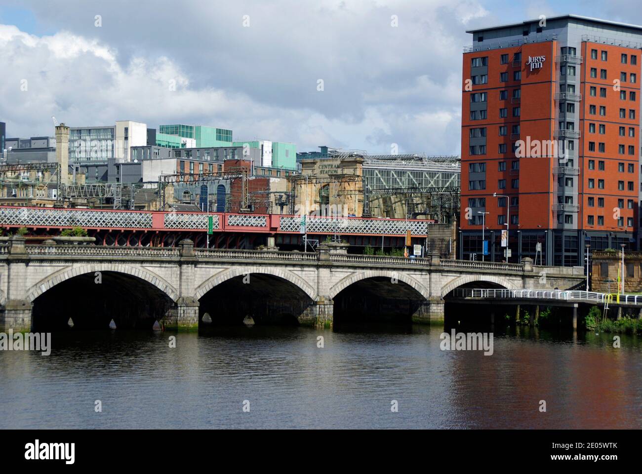 Horizon de Glasgow, pont ferroviaire au-dessus de la Clyde en premier plan Banque D'Images
