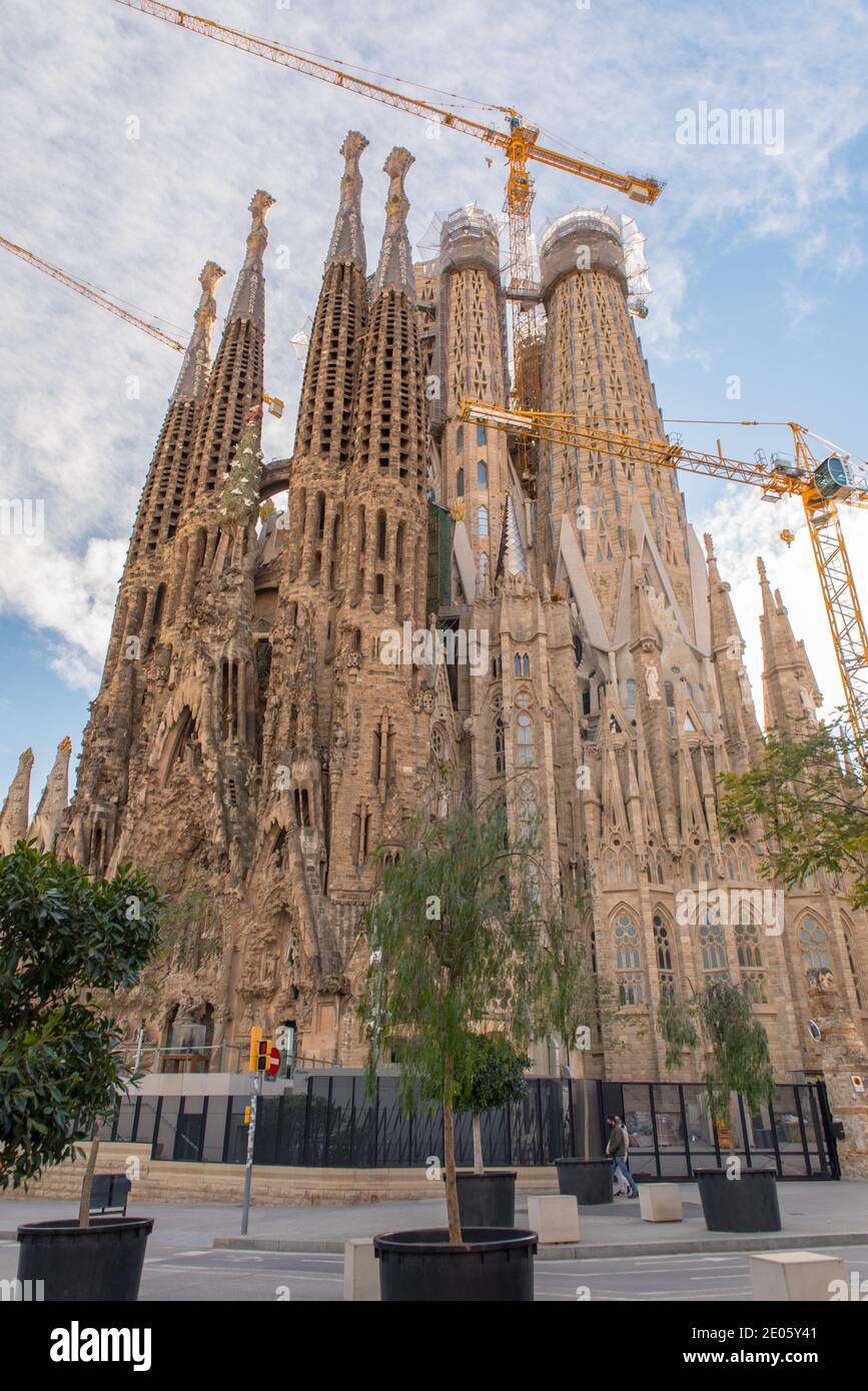 Barcelone, Espagne: Décembre 30 2020: Basilique et église d'Expiatoire de la Sainte famille, connue sous le nom de Sagrada Familia au coucher du soleil à l'heure de COVID. Banque D'Images