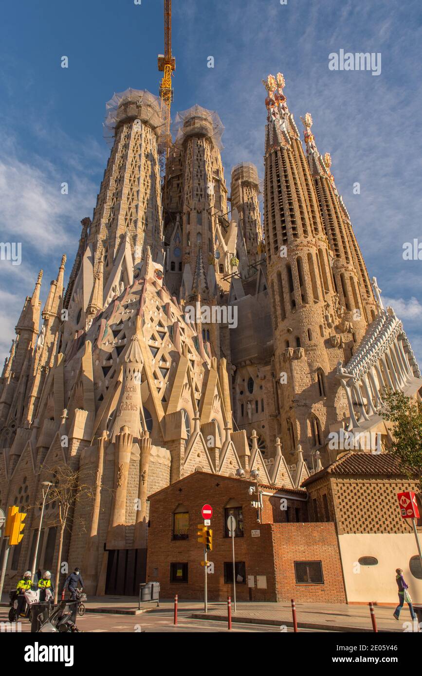 Barcelone, Espagne: Décembre 30 2020: Basilique et église d'Expiatoire de la Sainte famille, connue sous le nom de Sagrada Familia au coucher du soleil à l'heure de COVID. Banque D'Images