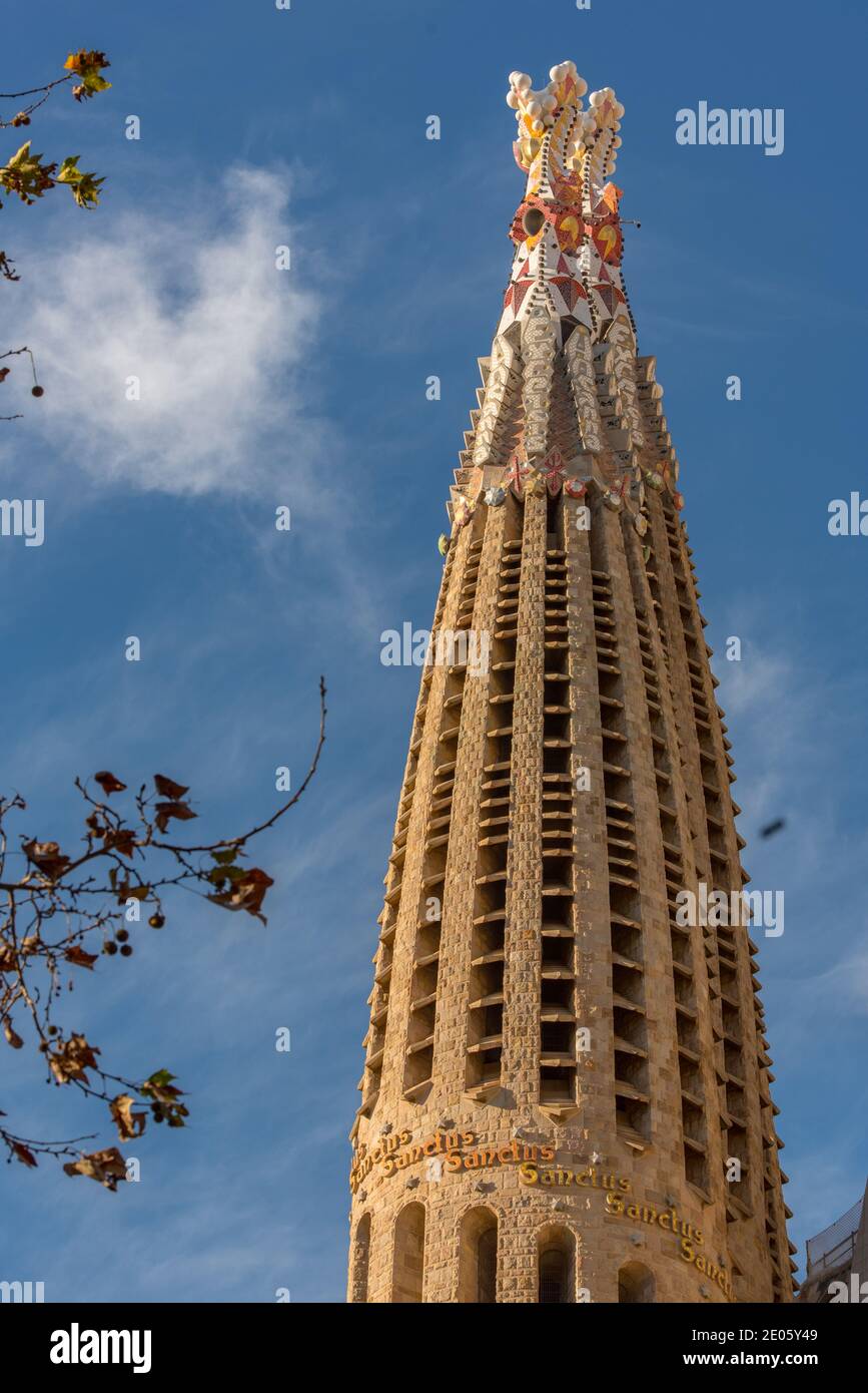 Barcelone, Espagne: Décembre 30 2020: Basilique et église d'Expiatoire de la Sainte famille, connue sous le nom de Sagrada Familia au coucher du soleil à l'heure de COVID. Banque D'Images