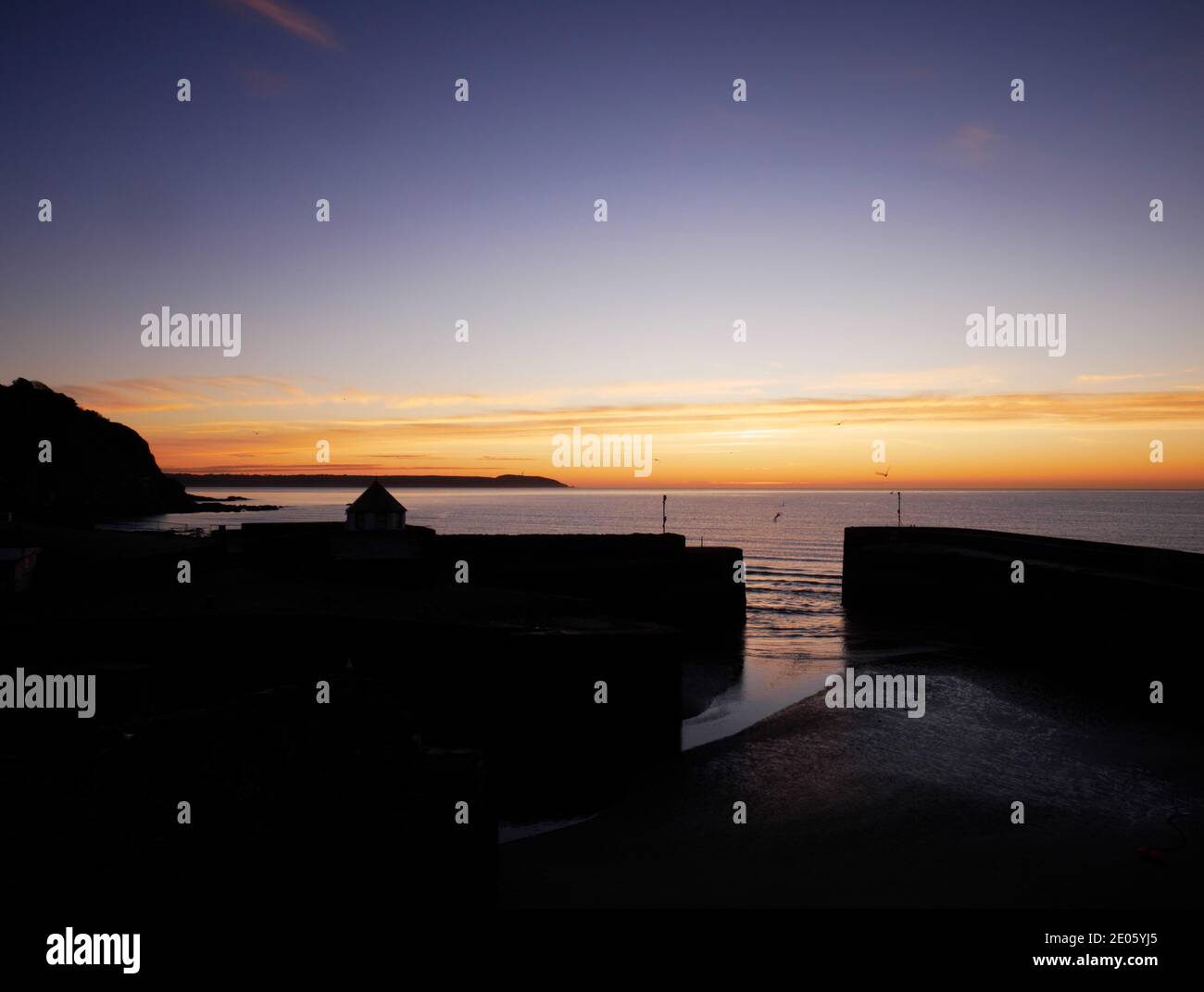 Lever du soleil de janvier à Charlestown, Cornwall. Banque D'Images