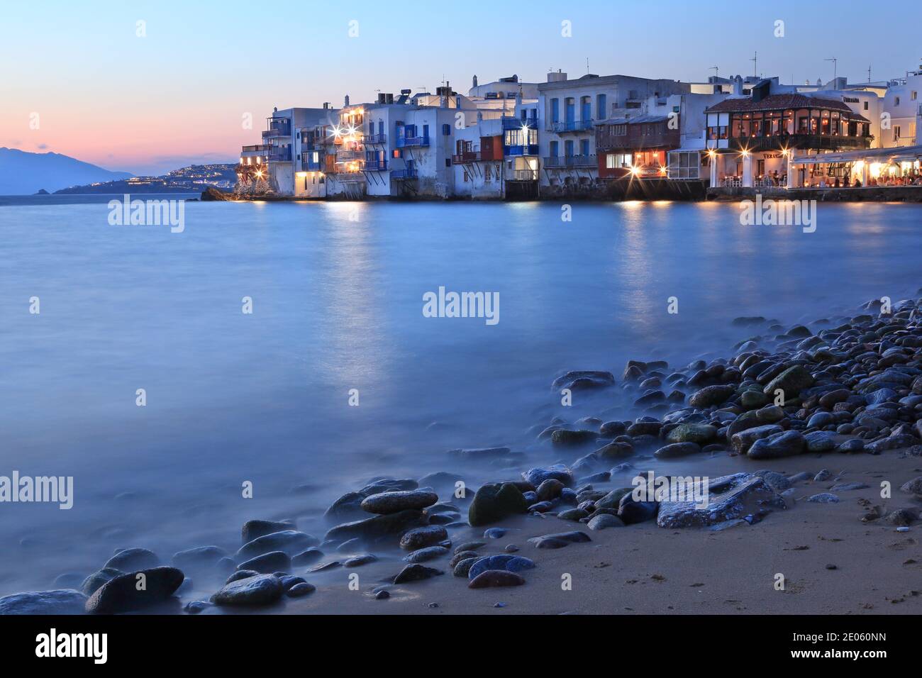 Heure bleue à l'île de Mykonos. Les maisons à l'arrière-plan est le quartier appelé la petite Venise, pour des raisons évidentes. Île de Mykonos, Grèce, Europe Banque D'Images