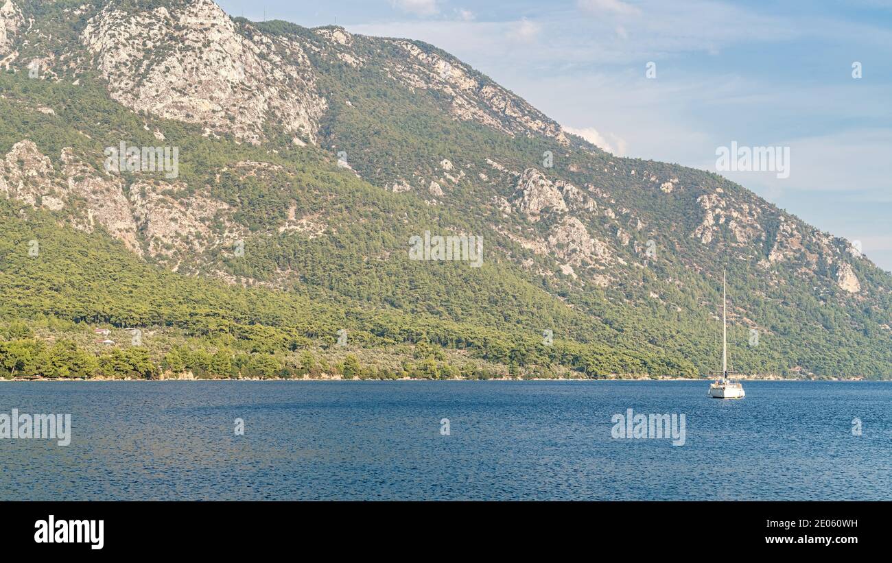 Marmaris, Akyaka, Turquie - novembre 2020 : bateau privé dans le grand paysage méditerranéen du village d'Akyaka à Mugla Banque D'Images