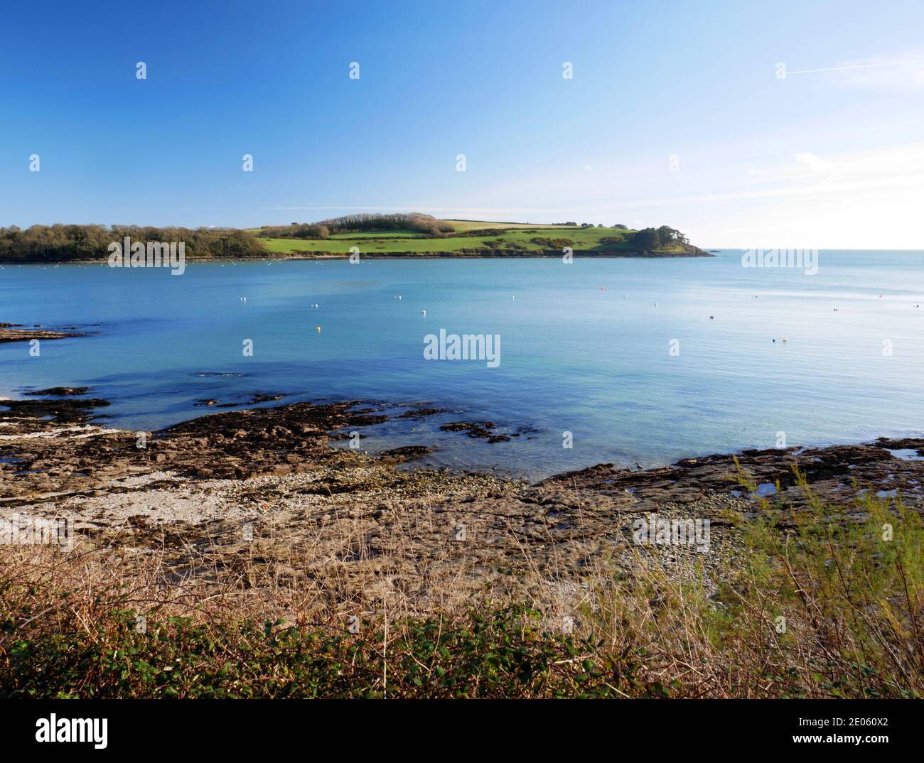 Carricknath point et St Anthony Head vus de St Mawes, Cornwall. Banque D'Images