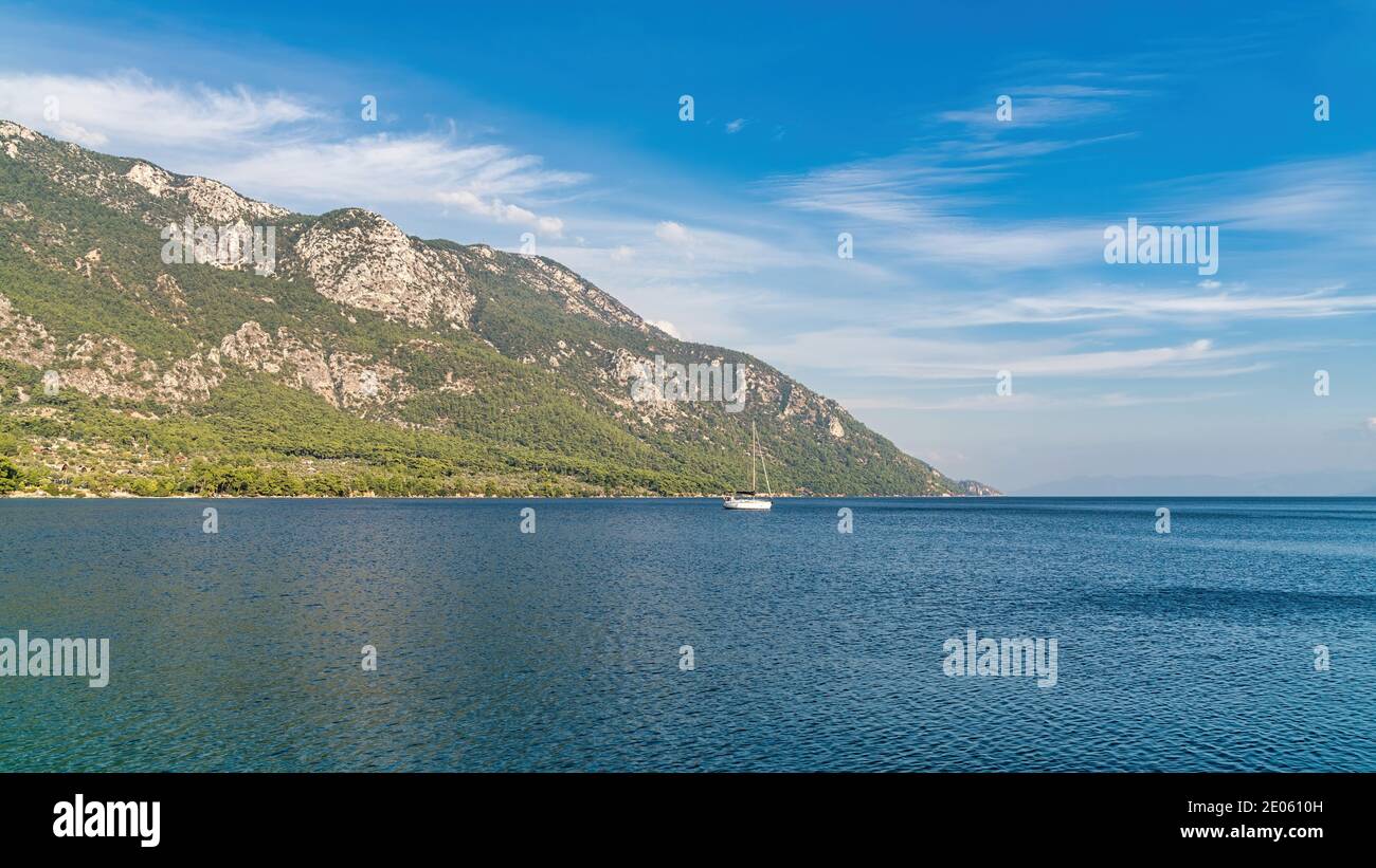 Marmaris, Akyaka, Turquie - novembre 2020 : bateau privé dans le grand paysage méditerranéen du village d'Akyaka à Mugla Banque D'Images