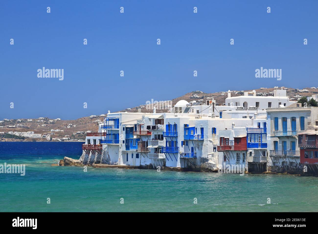 Île de Mykonos, le quartier appelé petite Venise (Mikri Venetia) fait de vieilles maisons juste au bord de la mer, dans les îles Cyclades, Grèce, Europe. Banque D'Images