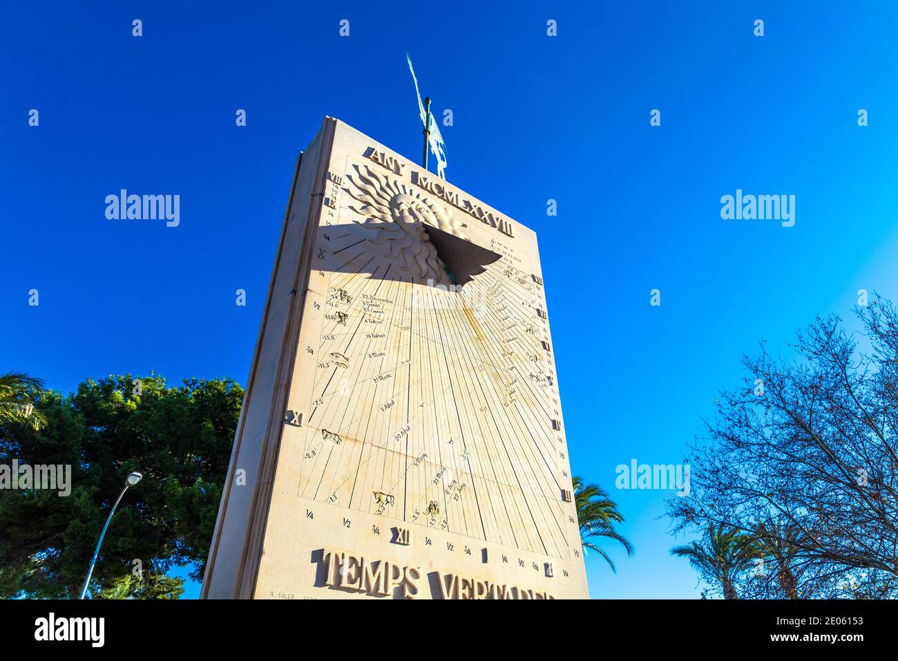 Gnomon et les lignes de mois d'un cadran solaire à partir de 1978, le long de Paseo Maritimo, Palma de Mallorca, Majorque, Iles Baléares, Espagne Banque D'Images