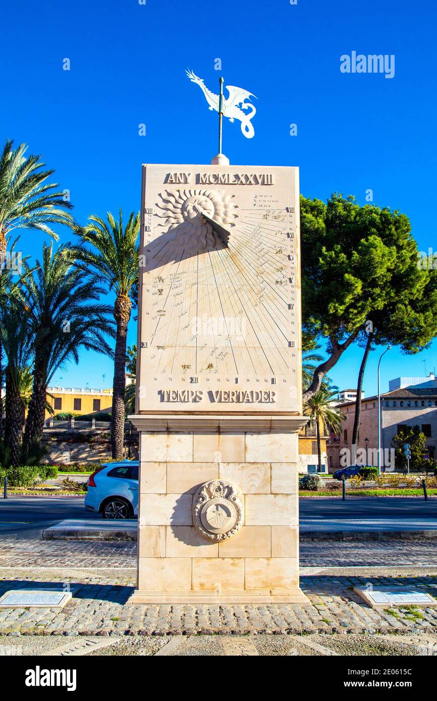 Gnomon et les lignes de mois d'un cadran solaire à partir de 1978, le long de Paseo Maritimo, Palma de Mallorca, Majorque, Iles Baléares, Espagne Banque D'Images