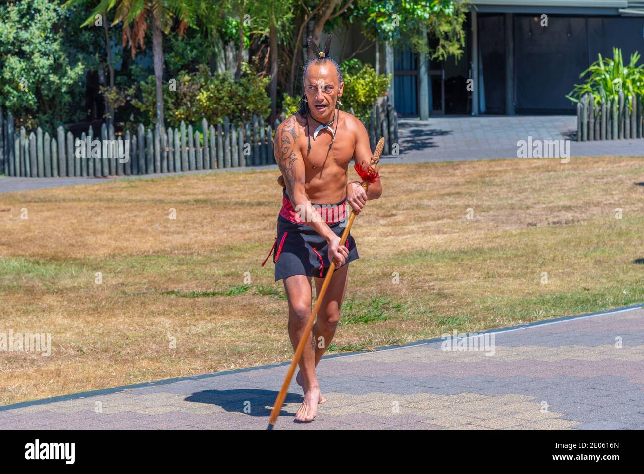 ROTORUA, NOUVELLE-ZÉLANDE, 11 FÉVRIER 2020 : danse de guerre de Haka au village de te puia près de Rotorua, Nouvelle-Zélande Banque D'Images