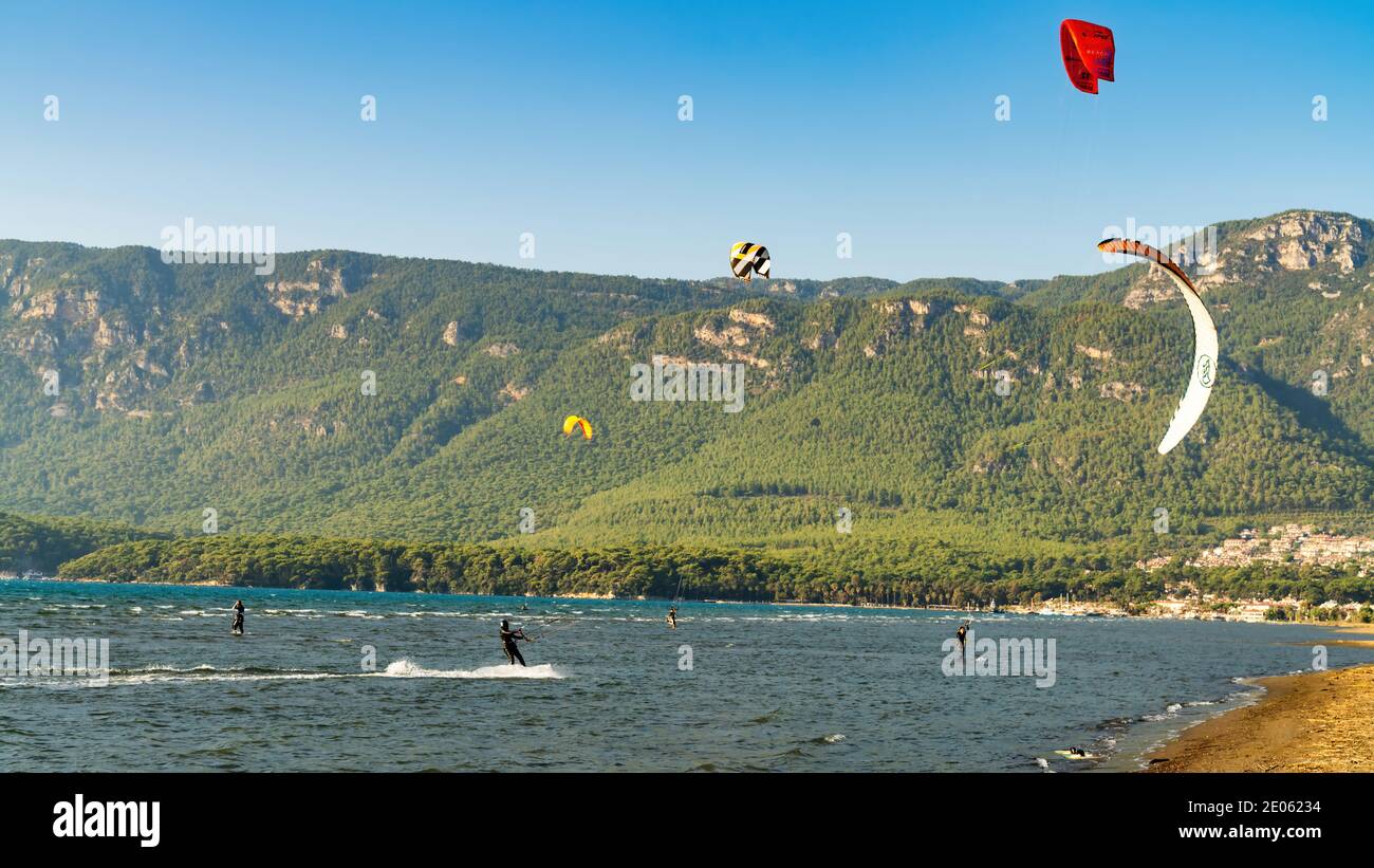 Marmaris, Akyaka, Turquie - novembre 2020: Les gens sont kitesurf à Akyaka de la ville de Marmaris. La plage d'Akyaka est une destination populaire pour les kitesurfers et Banque D'Images