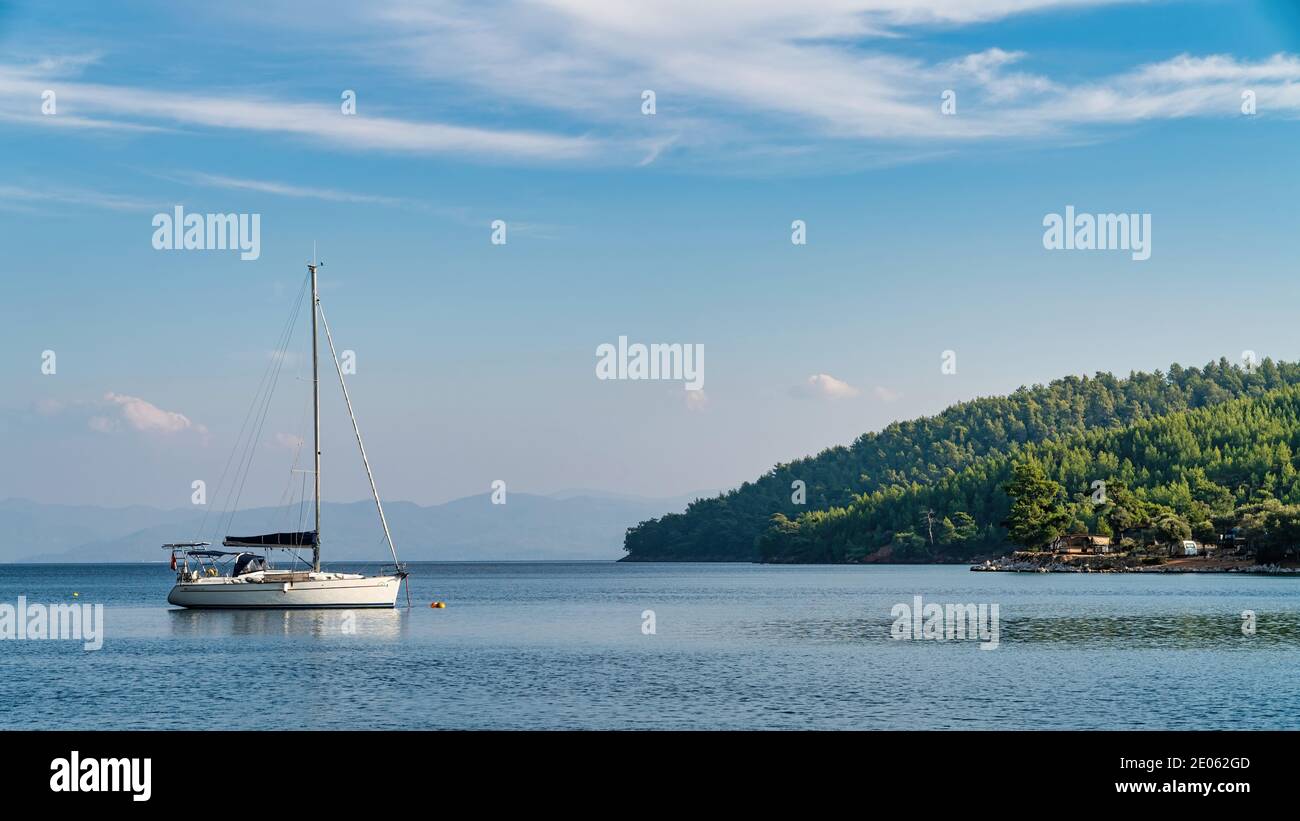 Marmaris, Akyaka, Turquie - novembre 2020 : bateau privé dans le grand paysage méditerranéen du village d'Akyaka à Mugla Banque D'Images
