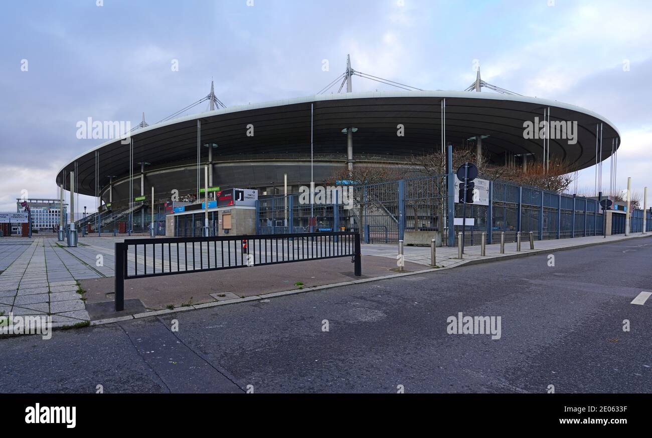 SAINT-DENIS, FRANCE –25 DEC 2020- vue sur le Stade de France, un stade de football historique situé près de Paris à Saint-Denis. Banque D'Images