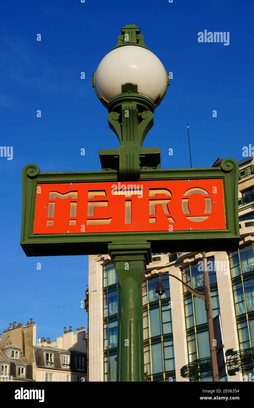 PARIS, FRANCE -18 DEC 2020- M panneau à l'entrée d'une station de métro Paris Metropolitain de la RATP à Paris. Banque D'Images