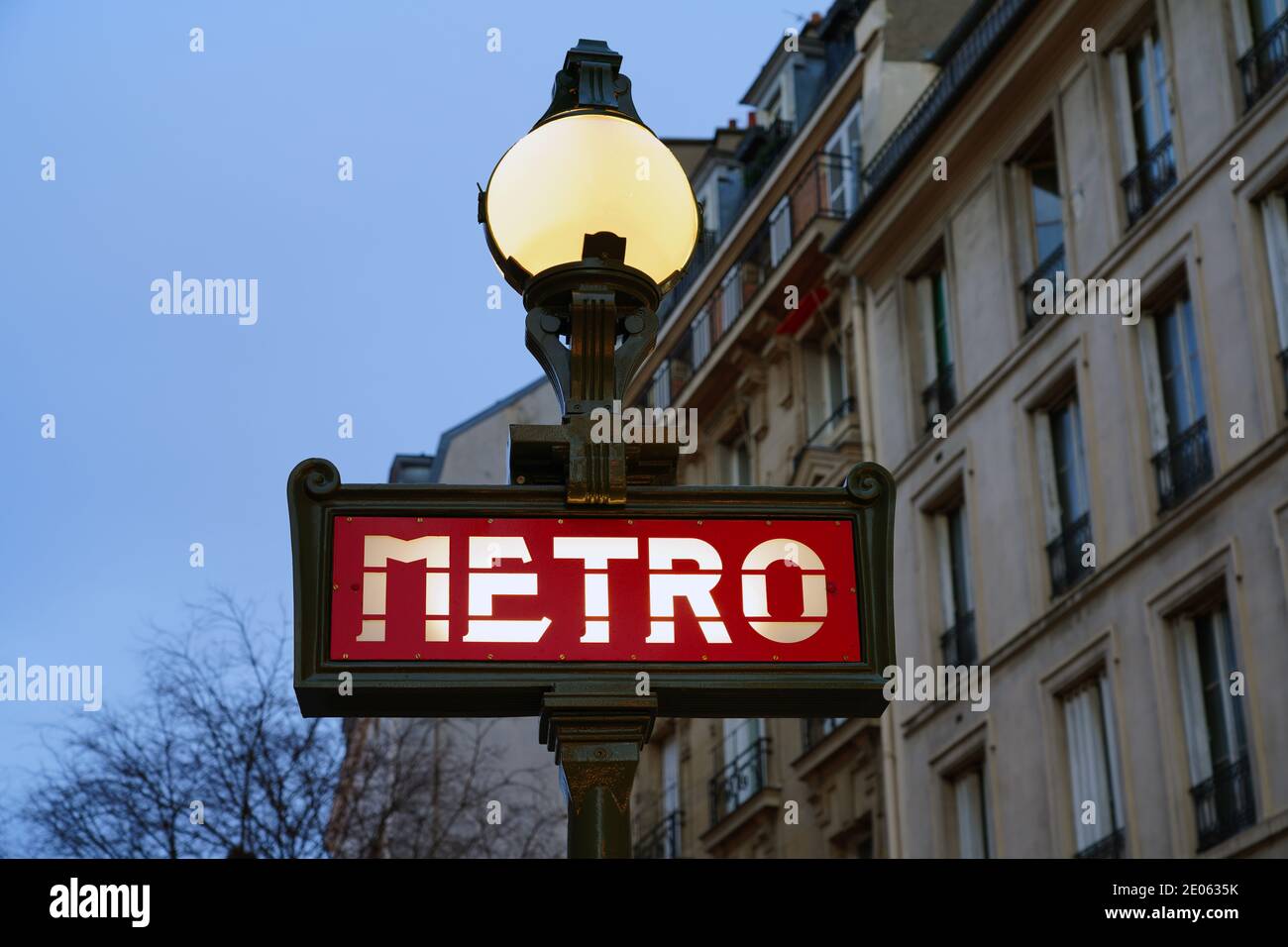 PARIS, FRANCE -18 DEC 2020- M panneau à l'entrée d'une station de métro Paris Metropolitain de la RATP à Paris. Banque D'Images