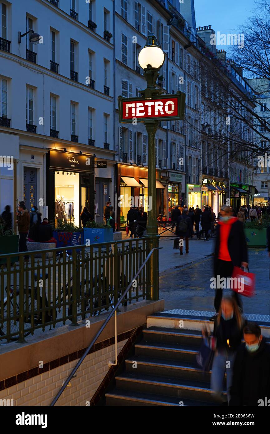 PARIS, FRANCE -18 DEC 2020- M panneau à l'entrée d'une station de métro ...