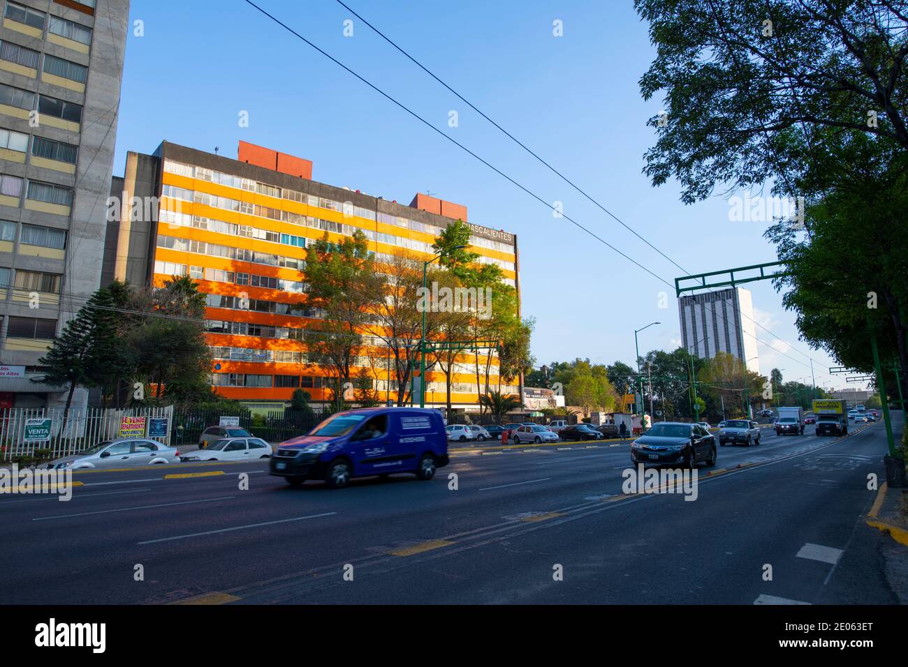 Bâtiments historiques sur Eje Central Lazaro Cardenas près de la place des trois cultures Plaza de las Tres Culturas à Mexico CDMX, Mexique. Banque D'Images