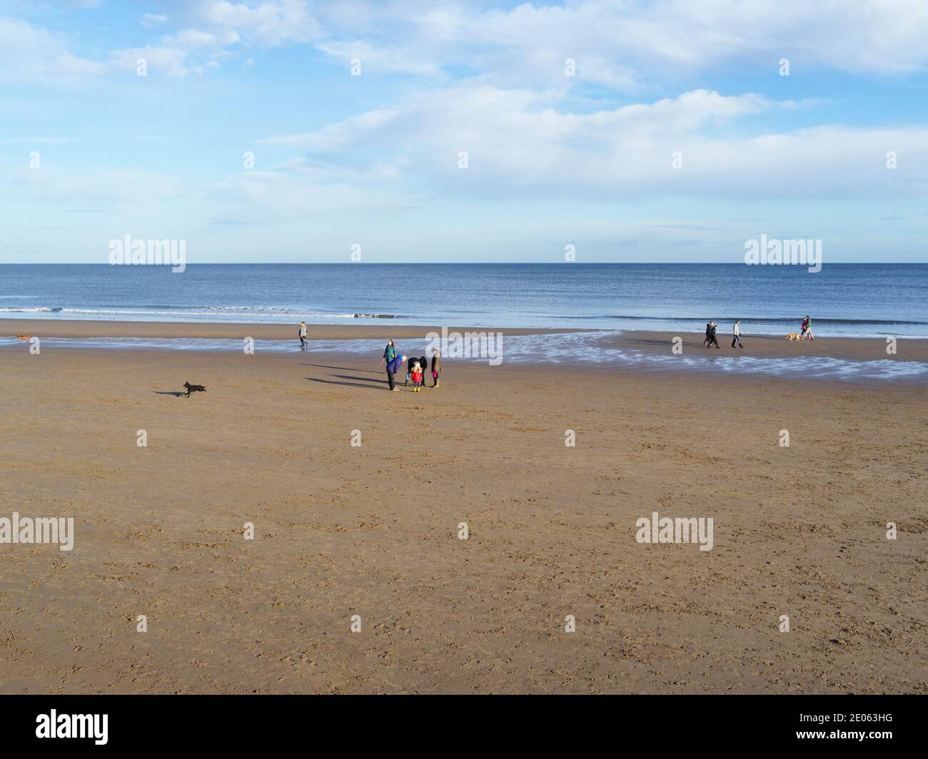 Les personnes en petits groupes s'exerçant sur la plage de North Bay à Scarborough, dans le North Yorkshire Banque D'Images