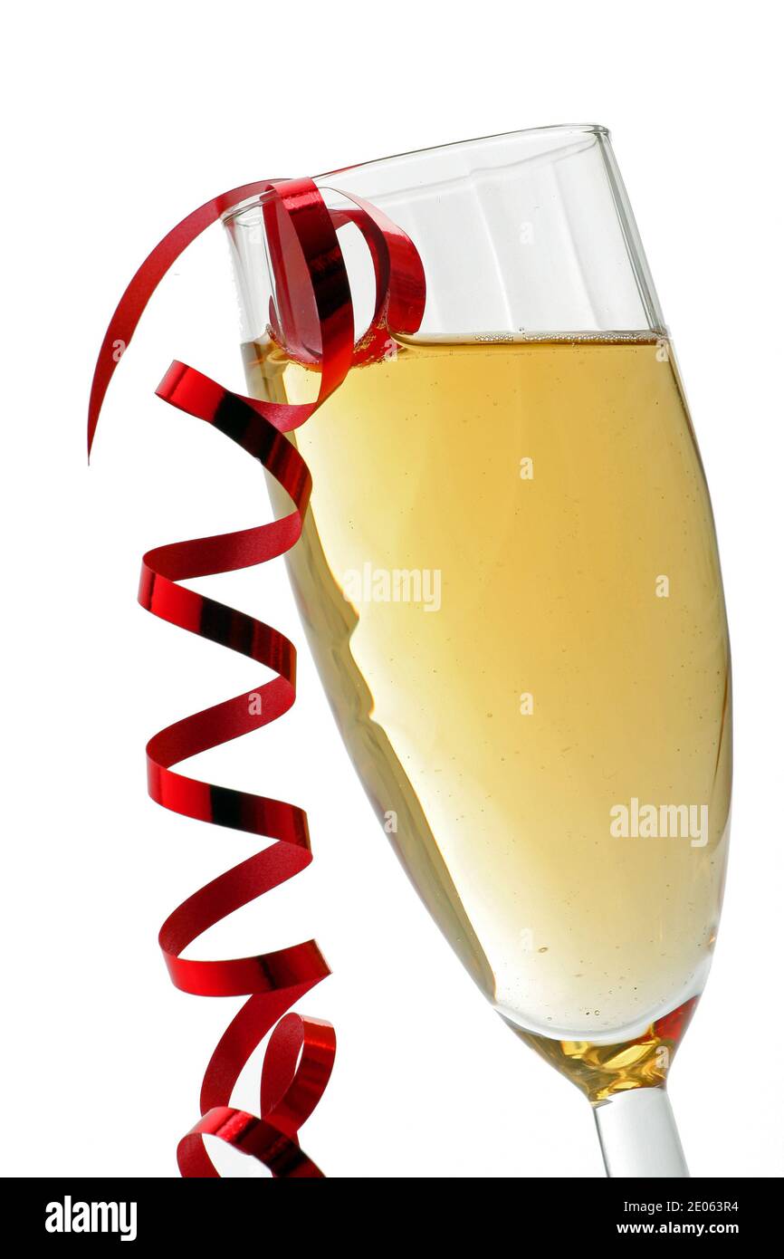 Gros plan sur une coupe de champagne inclinée avec un ruban rouge brillant isolé sur fond blanc Banque D'Images