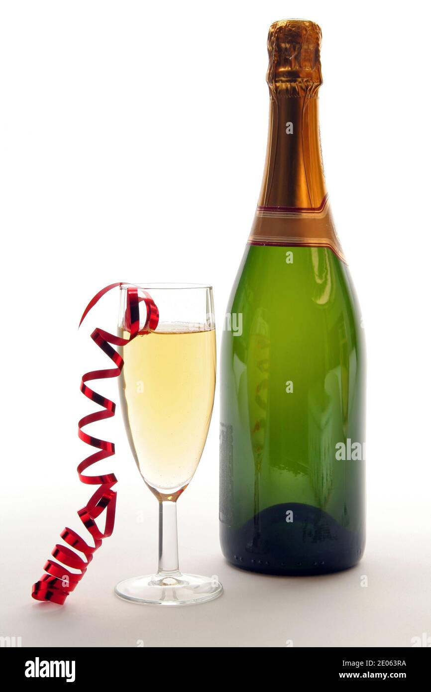 Bouteille avec verre de champagne et ruban rouge brillant isolé sur fond blanc Banque D'Images
