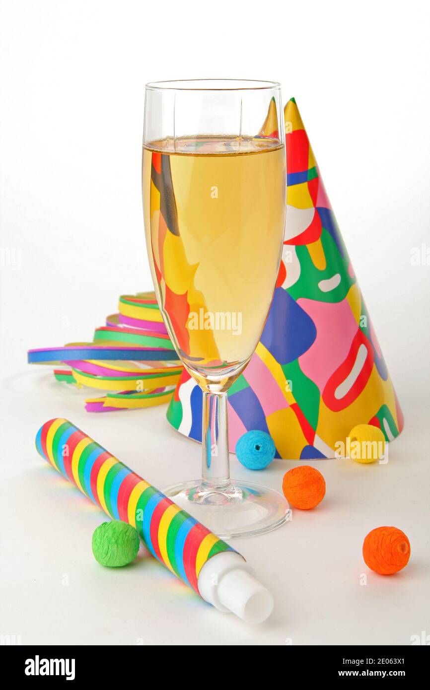 Concept Anniversaire De La Fete Du Nouvel An Avec Champagne Et Fete Avec Ruban En Papier Confettis Souffleurs De Balle Et Chapeaux De Fete Sur Fond Blanc Photo Stock Alamy