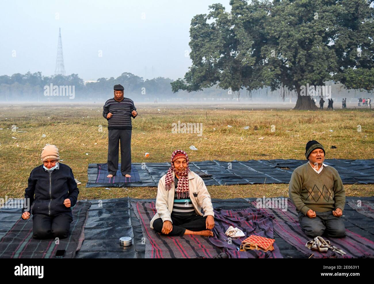 Kolkata, Inde. 30 décembre 2020. Des hommes âgés ont vu faire de l'exercice physique un matin d'hiver à Maidan. Crédit : SOPA Images Limited/Alamy Live News Banque D'Images