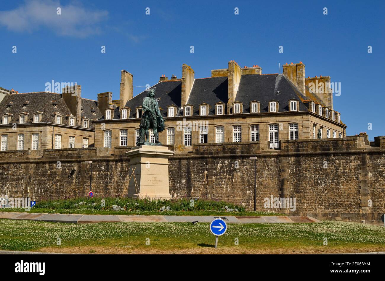 France, Bretagne, monument, maisons et mur fortifié à Saint-Malo Banque D'Images