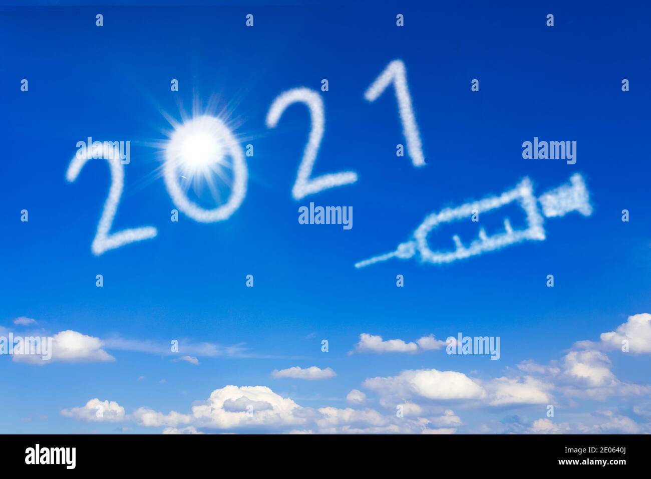 Meilleur concept du nouvel an. 2021 texte et icône de seringue sur le ciel bleu, signifiant la fin de la pandémie de covid. Banque D'Images