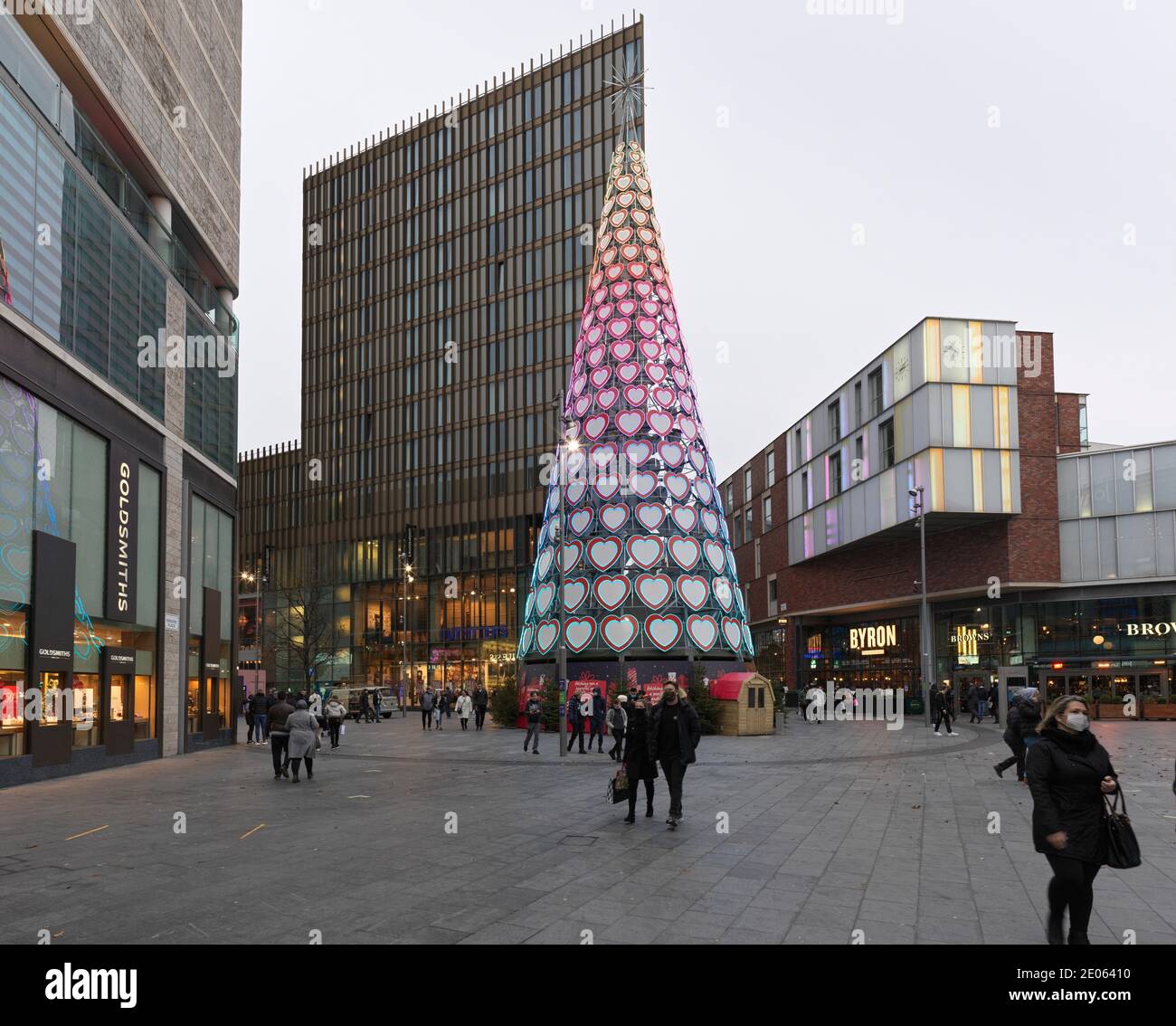 Des acheteurs très occupés portant des masques de visage, lors des ventes de janvier à Liverpool un centre commercial avec un arbre de noël géant Banque D'Images