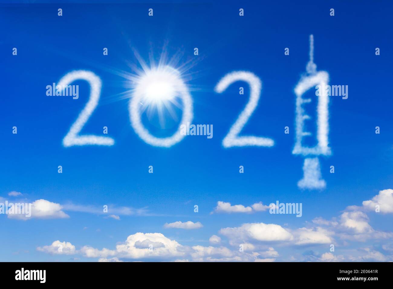 Meilleur concept du nouvel an. 2021 texte et icône de seringue sur le ciel bleu, signifiant la fin de la pandémie de covid. Banque D'Images