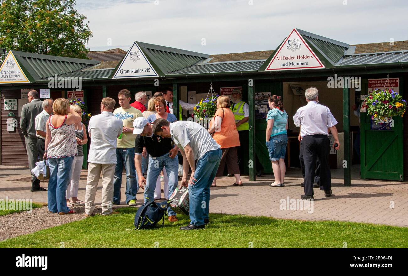 Des foules font la queue devant l'entrée principale de l'hippodrome pour assister à l'événement Gold Cup Steeplechase 2008 au Scone Palace Park Racecourse, près de Perth, en Écosse, au Royaume-Uni Banque D'Images