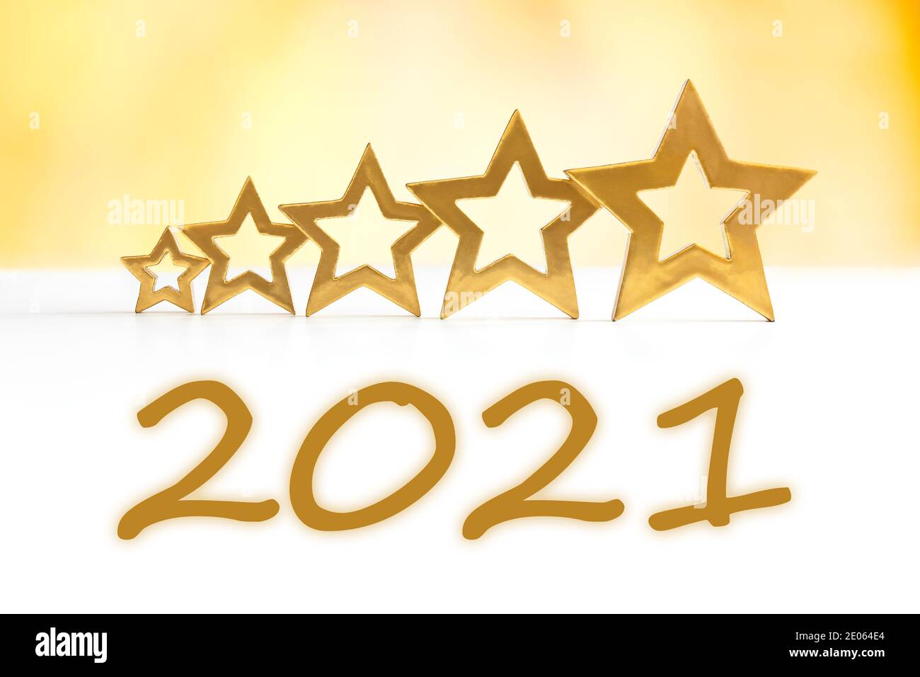 Meilleur concept du nouvel an. Golden 2021 texte sur un fond étincelant, signifiant un avenir meilleur et plus lumineux. Banque D'Images