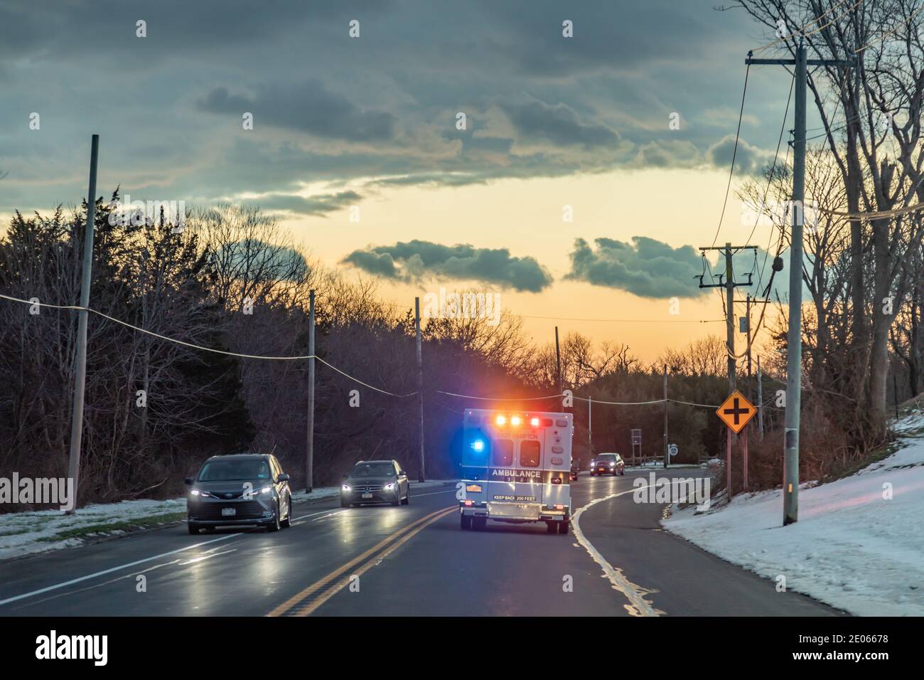 Ambulance de Hampton est sur une course d'urgence avec des lumières et sirène activée Banque D'Images