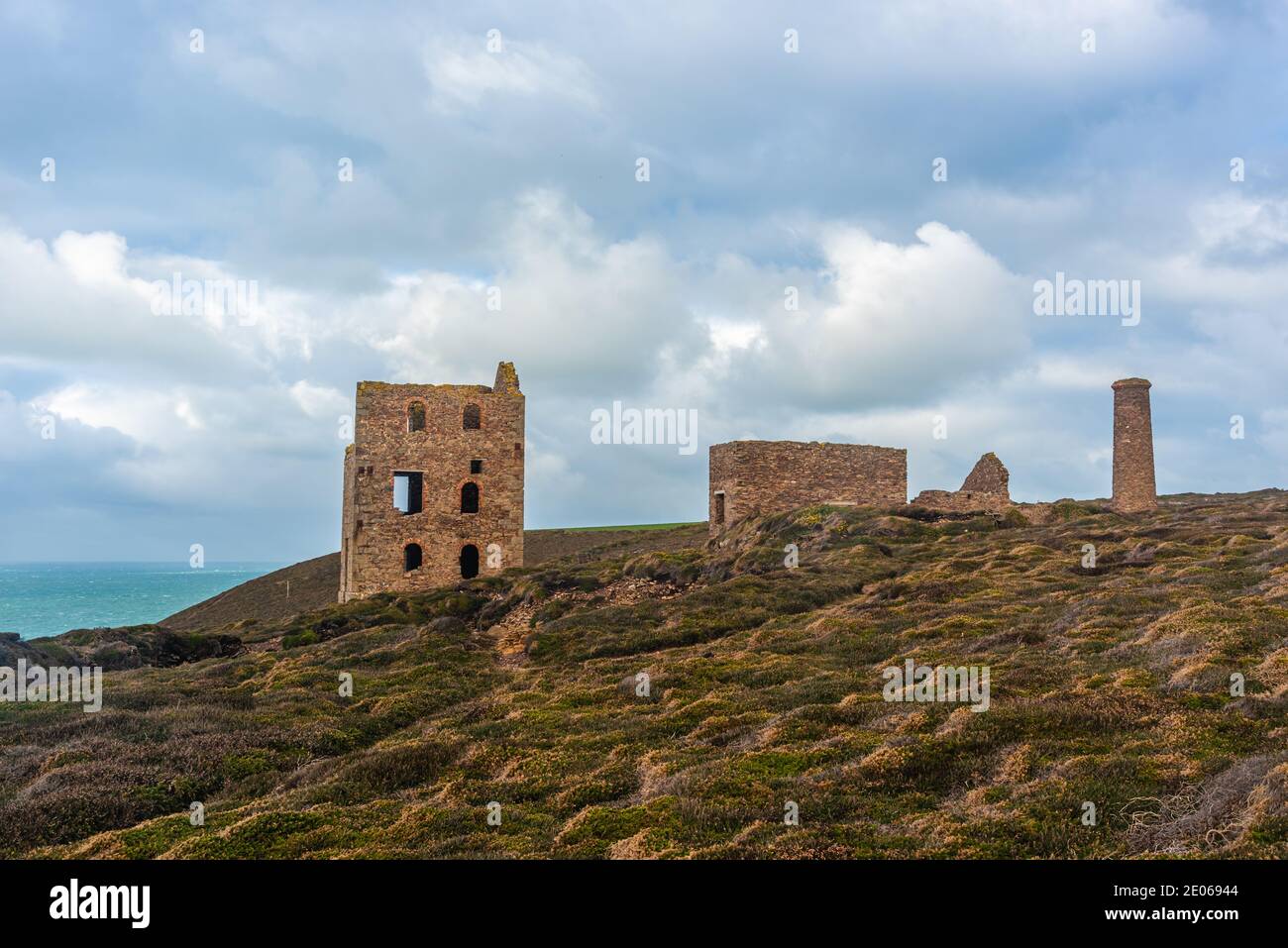 Vue sur les Coates de wheal, Chapel Porth Mine, St. Agnes, Cornouailles, Angleterre Banque D'Images