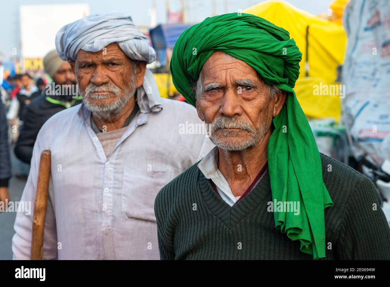 Ghaziabad, Inde. 30 décembre 2020. Les manifestants sont en appréhension pendant la manifestation.les agriculteurs continuent de protester aux frontières de Delhi, alors que la sixième série de pourparlers entre le gouvernement et les agriculteurs protestants était indécise, ce dernier tenant à leur position selon laquelle la discussion ne peut être que sur un ordre du jour en quatre points, y compris les modalités d'abrogation des lois et fournir une garantie légale sur le prix minimum de support. Crédit : SOPA Images Limited/Alamy Live News Banque D'Images