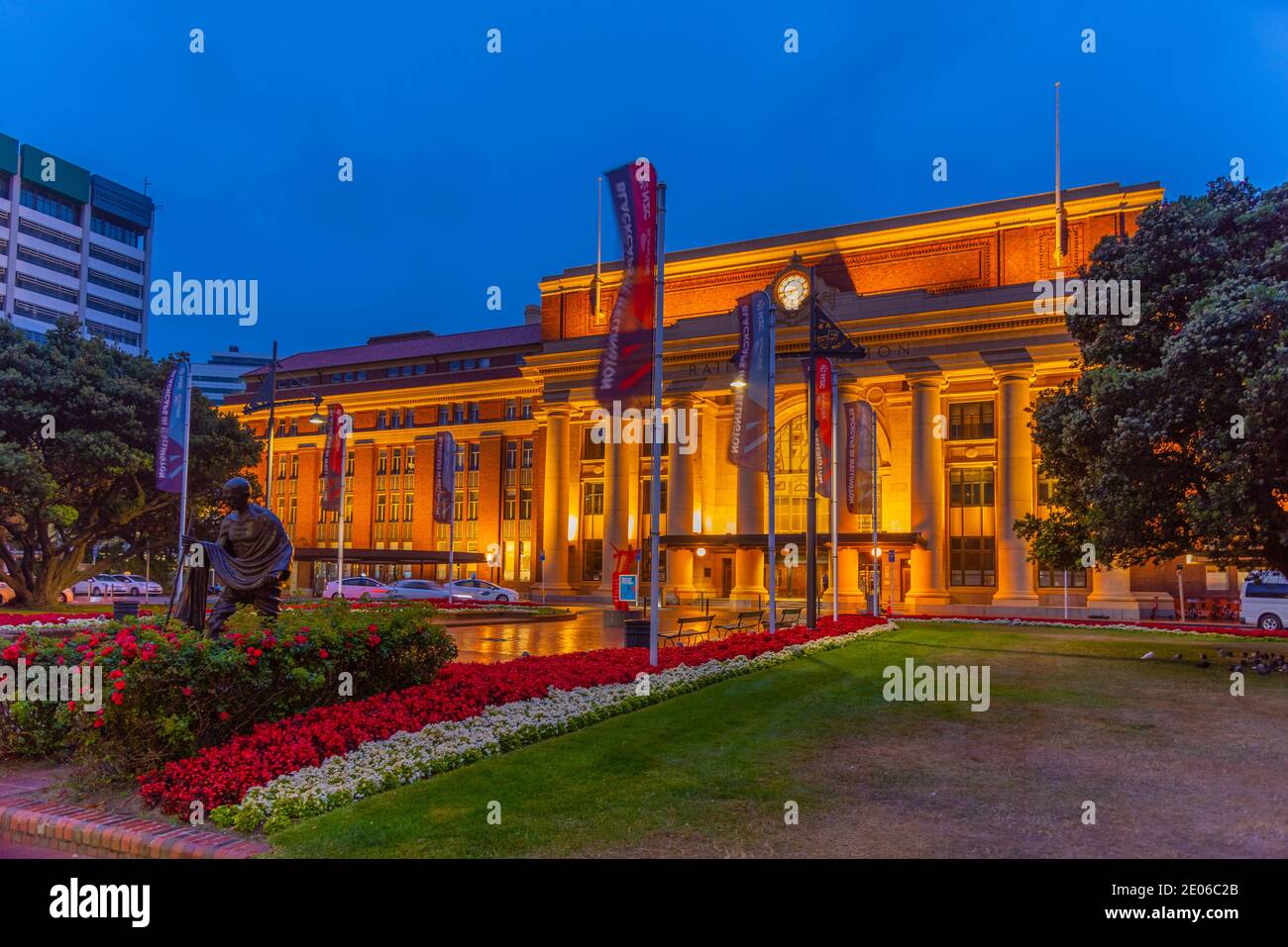 WELLINGTON, NOUVELLE-ZÉLANDE, 8 FÉVRIER 2020 : vue de nuit de la gare principale de Wellington, Nouvelle-Zélande Banque D'Images