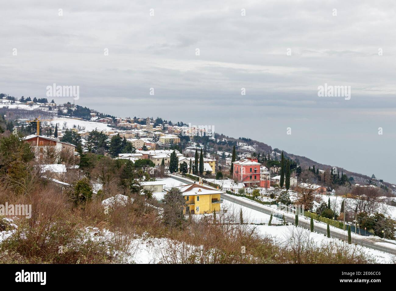 San Zeno di Montagna vu d'en haut. Il s'élève dans un emplacement panoramique donnant sur la haute côte veronaise de Garda. Banque D'Images