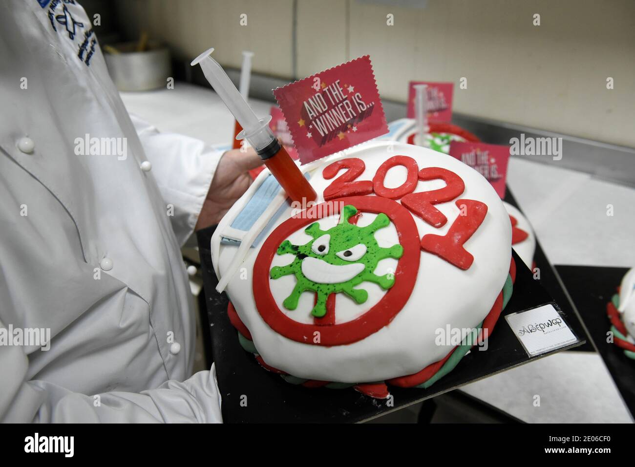 Le Chef Patissier Grec Marios Papadopoulos Presente Un Gateau Du Jour De L An Connu Sous Le Nom De Vasilopita Avec Sa Decoration Inspiree Par La Pandemie De Coronavirus Covid 19 Dans Son Magasin Le Chef Patissier Grec Marios Papadopoulos Presente Un Gateau Du Jour De L An Connu Sous Le Nom De Vasilopita Avec Sa Decoration Inspiree Par La Pandemie De Coronavirus Covid 19 Dans Son Magasin