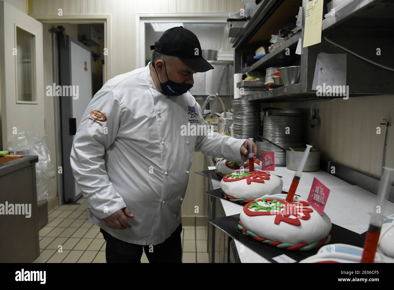 Le Chef Patissier Grec Marios Papadopoulos Organise Des Gateaux Du Jour De L An Connu Sous Le Nom De Vasilopita Avec Une Decoration Inspiree De La Pandemie De Coronavirus Covid 19 Dans Son Magasin Le Chef Patissier Grec Marios Papadopoulos Organise Des Gateaux Du Jour De L An Connu Sous Le Nom De Vasilopita Avec Une Decoration Inspiree De La Pandemie De Coronavirus Covid 19 Dans Son Magasin