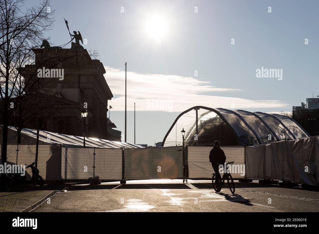 Berlin, Allemagne. 30 décembre 2020. Préparatifs et barrières pour la célébration annuelle de la Saint-Sylvestre à l'objectif de Brandebourg. En raison des règles de distance de COVID-19, cette année, la célébration aura lieu uniquement comme une émission de télévision sans public en direct. Berlin, le 30 décembre 2020 | usage dans le monde crédit: dpa/Alay Live News Banque D'Images