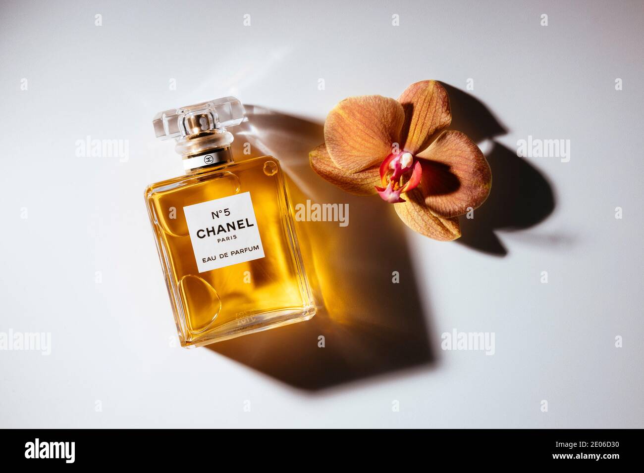 Chaque bouteille du parfum Extrait Chanel No. 5, un parfum mis sur le  marché par le designer de mode Coco Chanel en 1921, est encore hermétique à  la main avec une peau